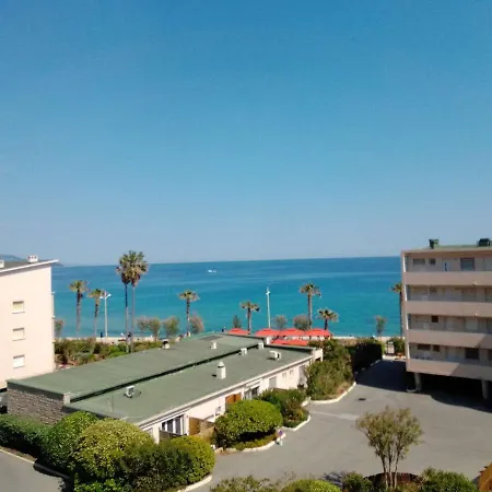 T2 Au Lavandou, Climatisé, à Deux Pas De La - Fr-1-308-158 Apartamento
